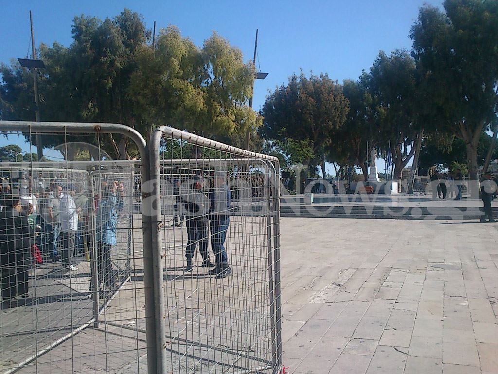 ΦΩΤΟ-Κρήτη: Κάγκελα παντού για την παρέλαση