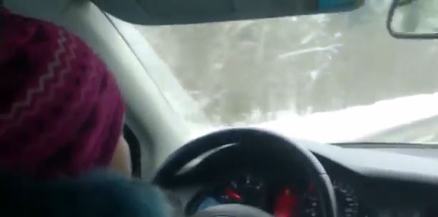 ΒΙΝΤΕΟ – Οκτάχρονη οδηγεί με 100χλμ./ώρα στα χιόνια