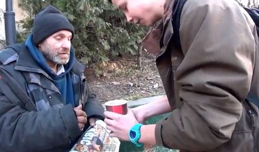 ΒΙΝΤΕΟ-“Έφτιαξε” την ημέρα ενός άστεγου