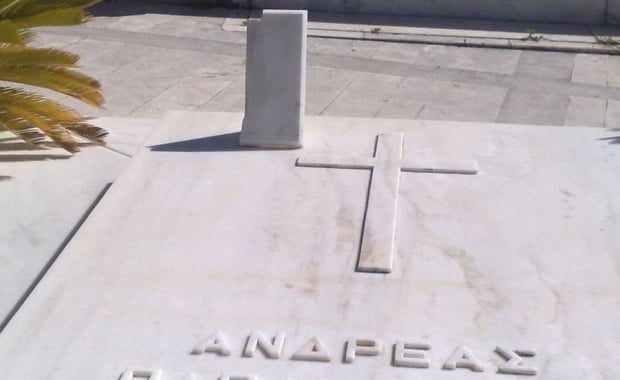 ΦΩΤΟ-Ξήλωσαν τη φωτογραφία του Ανδρέα Παπανδρέου από τον τάφο του