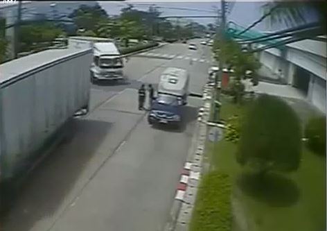 BINTEO-Πόρτα νταλίκας χτυπά 2 άτομα