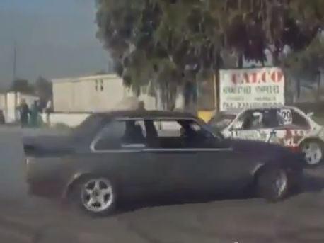 ΒΙΝΤΕΟ-Οδηγεί ταυτόχρονα 2 αυτοκίνητα!