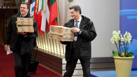 Βρυξέλλες: Καταφθάνουν οι… πίτσες