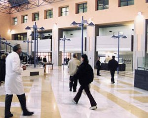 Καταγγέλουν τους ξυλοδαρμούς οι εργαζόμενοι στο Αττικόν