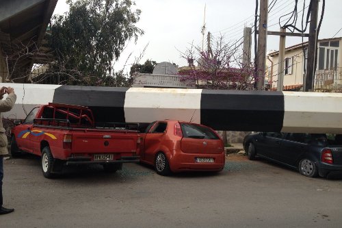 ΦΩΤΟ-Κρήτη:Μεγάλες ζημιές από την πτώση του πυλώνα