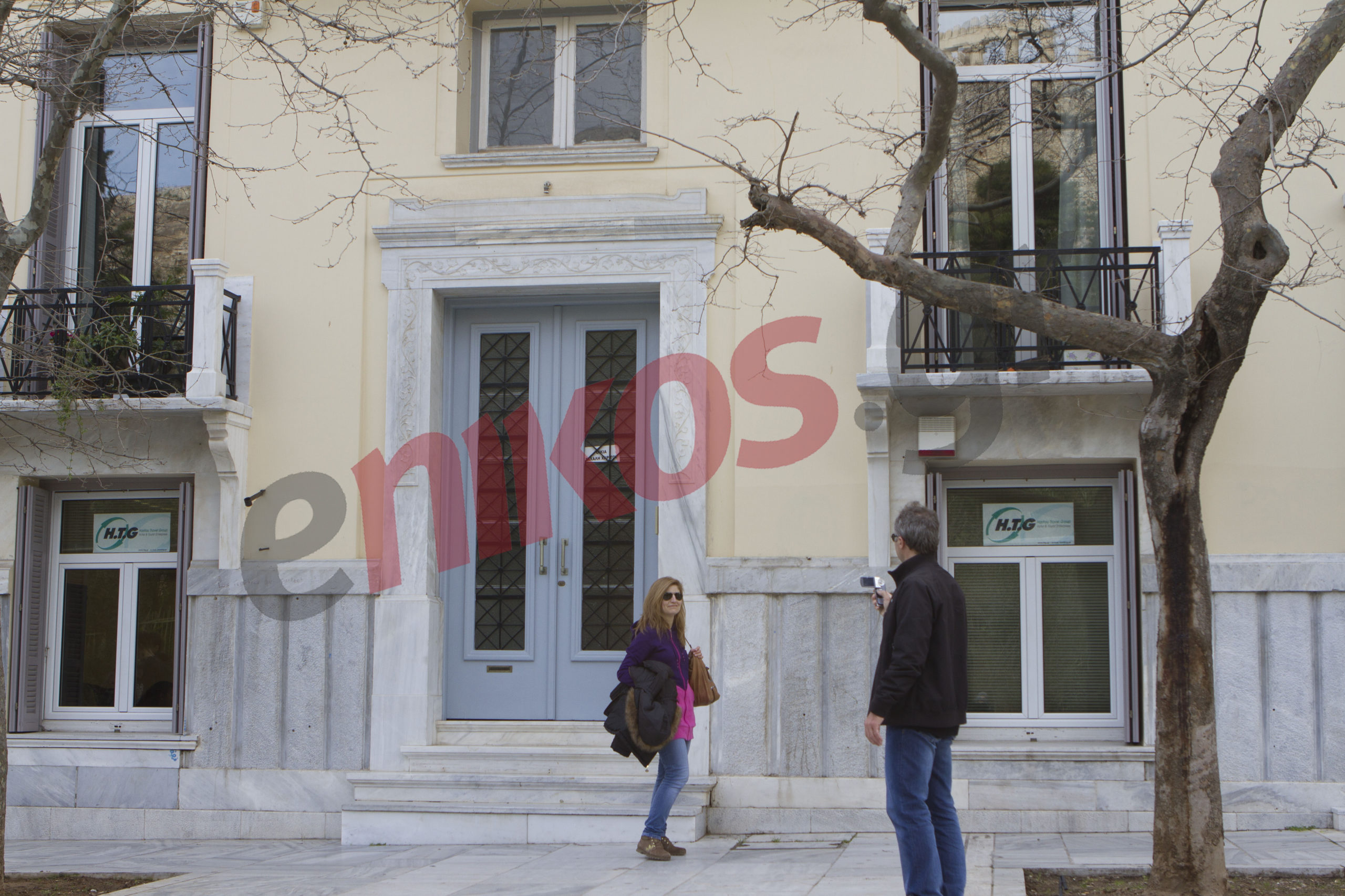 ΦΩΤΟ-Έλληνες και τουρίστες φωτογραφίζουν το «αξιοθέατο» του Άκη
