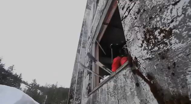 ΒΙΝΤΕΟ-Κάνει σκι σε πενταόροφο κτίριο!