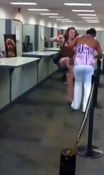 ΒΙΝΤΕΟ-Οι κυρίες “μονομαχούν” σε δημόσιο χώρο