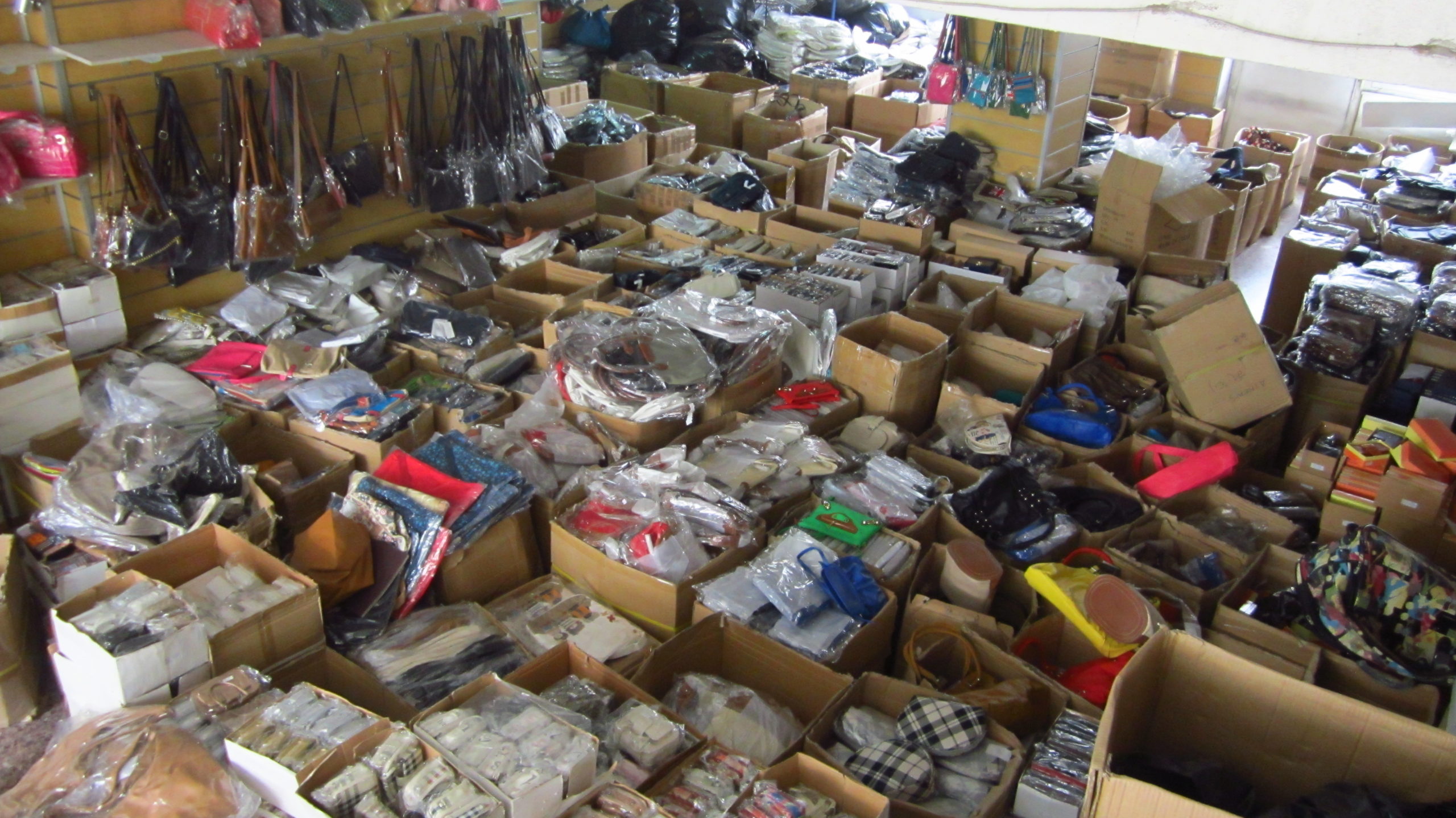 ΒΙΝΤΕΟ-Αποθήκη με απομιμήσεις στα Πετράλωνα