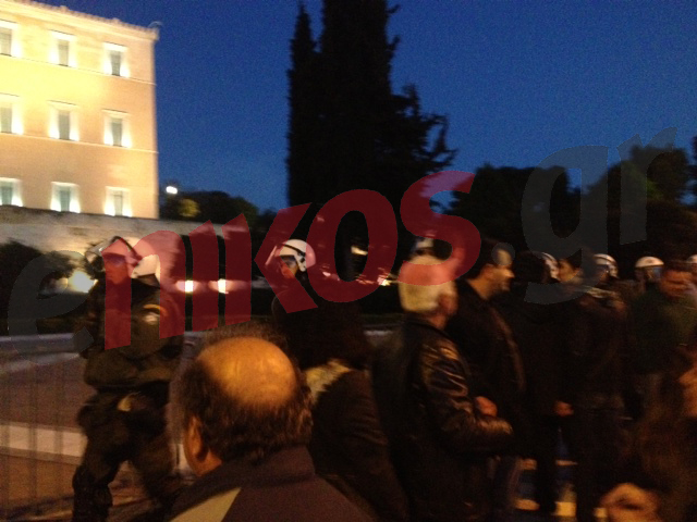 ΦΩΤΟ-ΤΩΡΑ: ΜΑΤ και ΥΜΕΤ στο Σύνταγμα