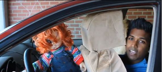 Ο Τσάκι παραγγέλνει σε drive-thru