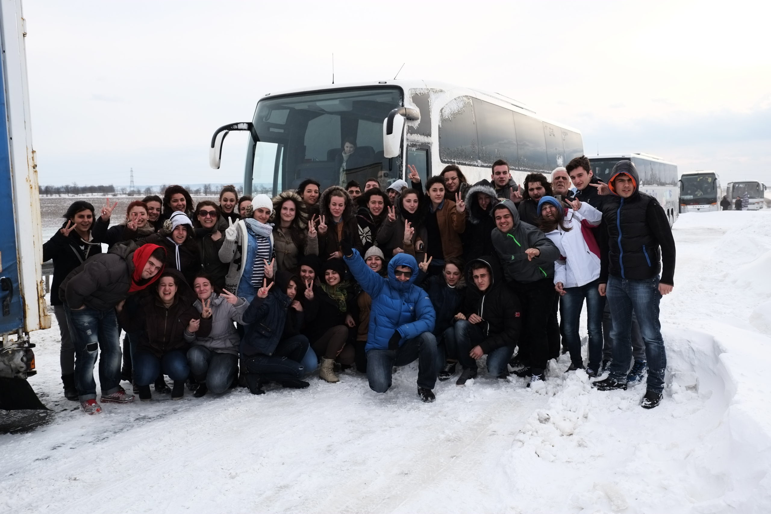 ΦΩΤΟ-Επιστρέφουν σώοι οι Έλληνες μαθητές