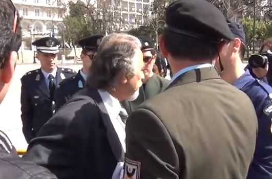 ΒΙΝΤΕΟ-Δεν αφήνουν πολίτη να πλησιάσει στην παρέλαση