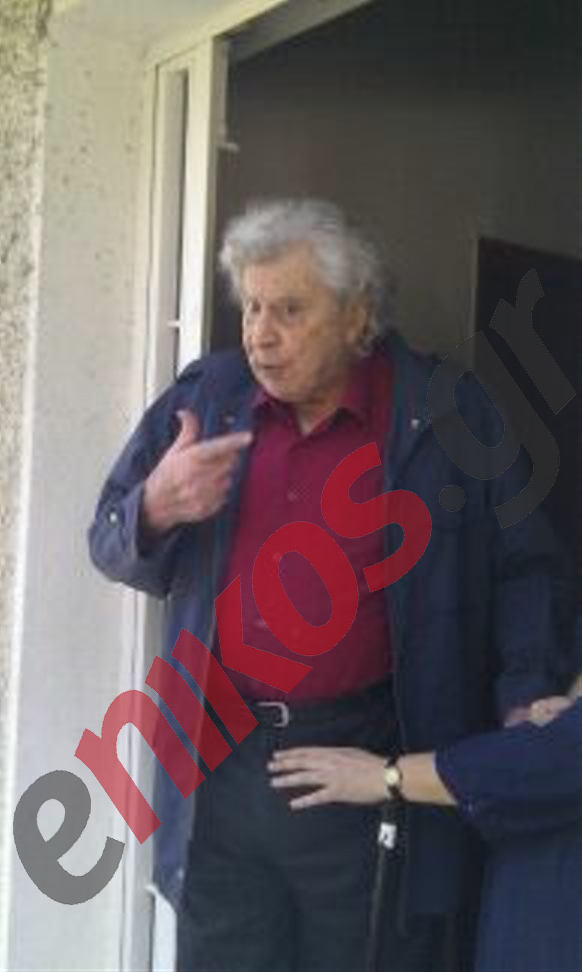 Τώρα-Φωτό: Ο Μίκης Θεοδωράκης με τα μέλη της “ΣΠΙΘΑΣ”