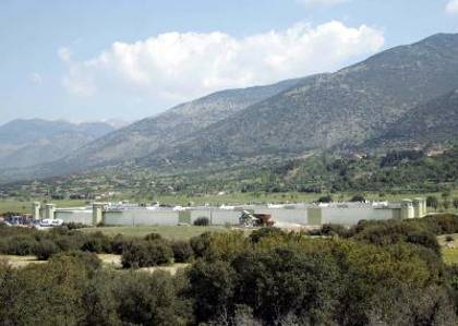 Μαλανδρίνο: Με σκάλα η “απελευθέρωση” των υπαλλήλων