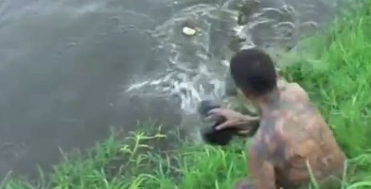 ΒΙΝΤΕΟ-“Απέδρασε” από τα σαγόνια του κροκόδειλου