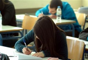 Καθηγητής άφησε αλλοδαπή να γράψει στη γλώσσα της