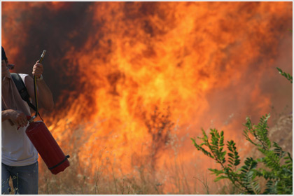Ηράκλειο: Καίγεται το χωριό Μάραθος