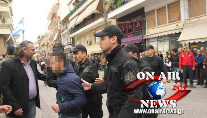 ΦΩΤΟ-Ένταση και προσαγωγές στην παρέλαση στο Μεσολόγγι