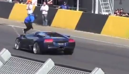 ΒΙΝΤΕΟ-Μην το προσπαθήσεις αν δεν είσαι κασκαντέρ!