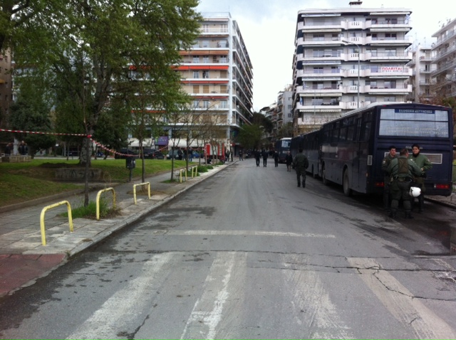 ΦΩΤΟ-Θεσσαλονίκη: Κλούβες και κάγκελα στην παρέλαση