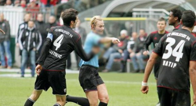 ΦΩΤΟ-“Χέρι” στη… διαιτητή