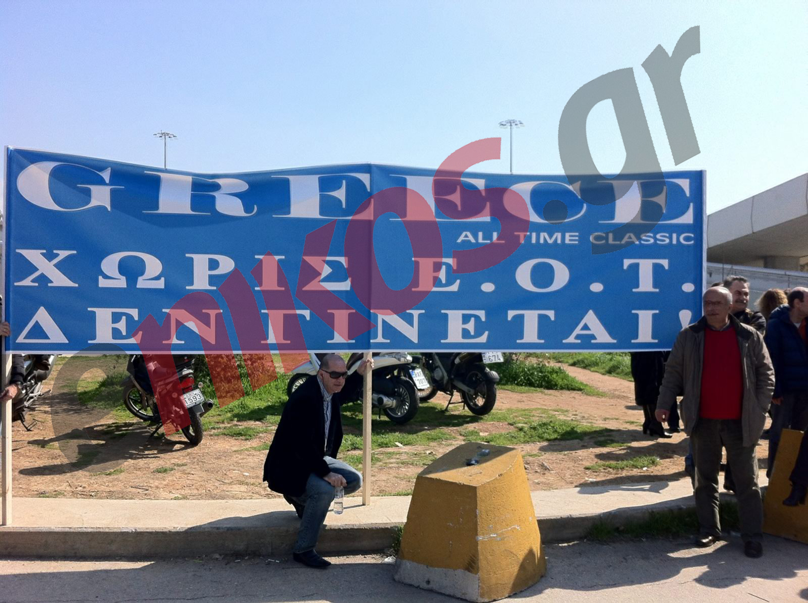 Τώρα – Διαδηλώνουν έξω από το Ειρήνης και Φιλίας