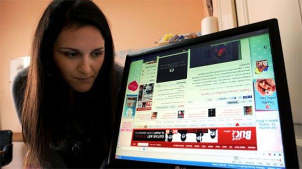 Η γυναίκα που τα βλέπει όλα ανάποδα