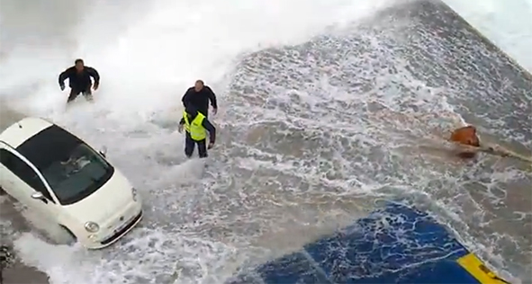 ΒΙΝΤΕΟ-Πλοίο “δένει” με 9 μποφόρ στην Κίμωλο