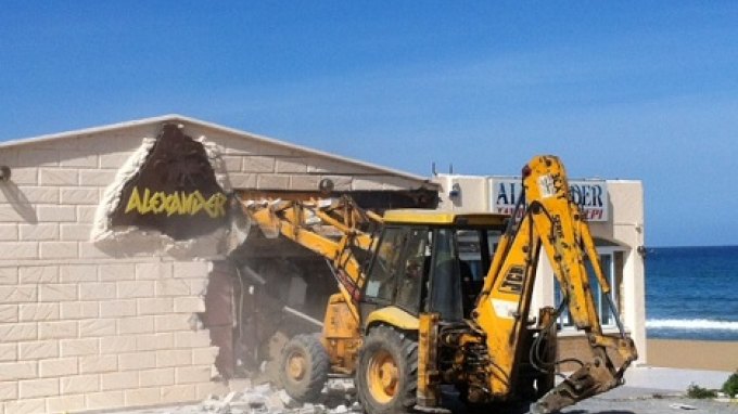 ΦΩΤΟ-Ένταση για τις κατεδαφίσεις στην Κρήτη