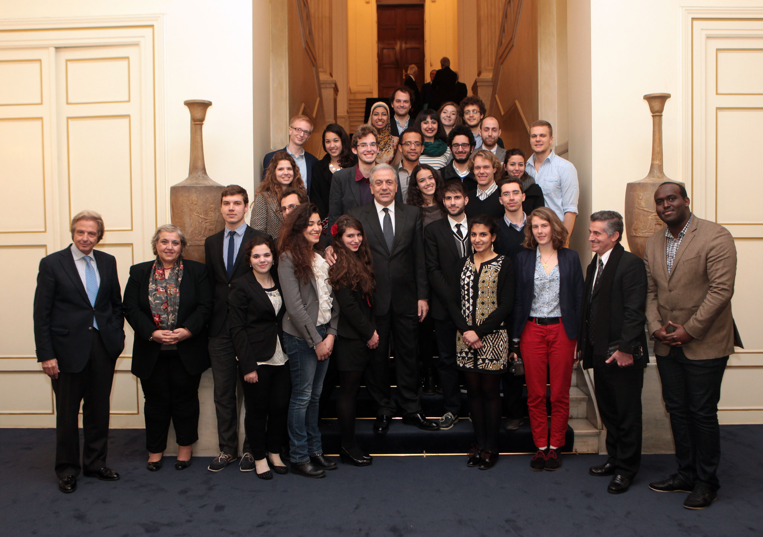 ΦΩΤΟ-Ο Αβραμόπουλος με νέους επιστήμονες