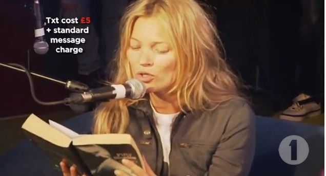 ΒΙΝΤΕΟ – Η Κέιτ Μος διαβάζει τις “Πενήντα Αποχρώσεις”