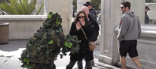 Ο άνθρωπος-γλάστρα «τρομοκρατεί»