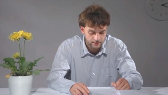 ΒΙΝΤΕΟ-Διαβάζει σε 3,5 ώρες τη μεγαλύτερη λέξη στα Αγγλικά!