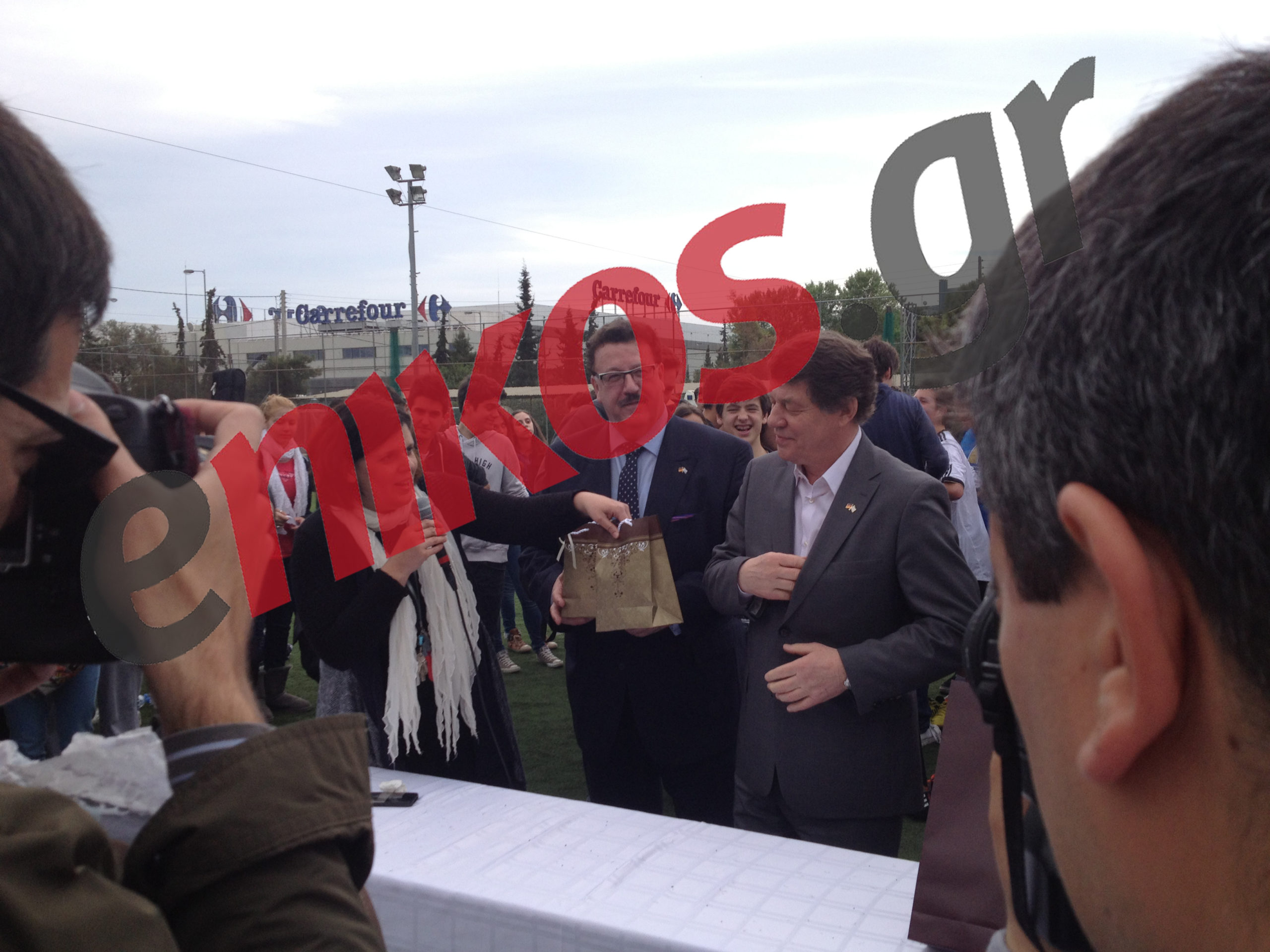 Τώρα – ΦΩΤΟ: Ο Ρεχάγκελ βραβεύει την Εθνική νέων