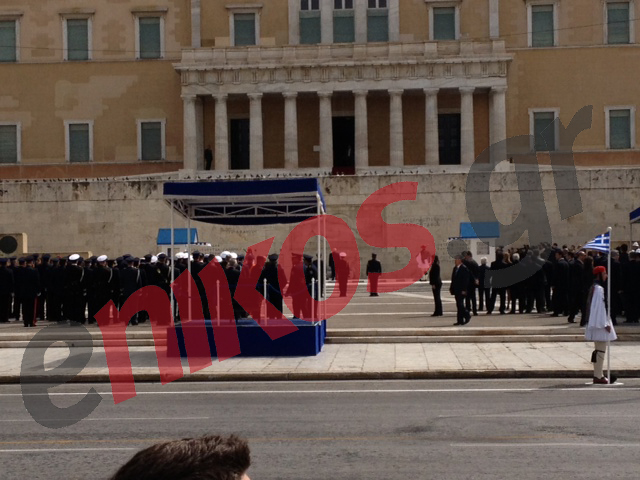 ΤΩΡΑ-ΦΩΤΟ:Η εξέδρα των επισήμων