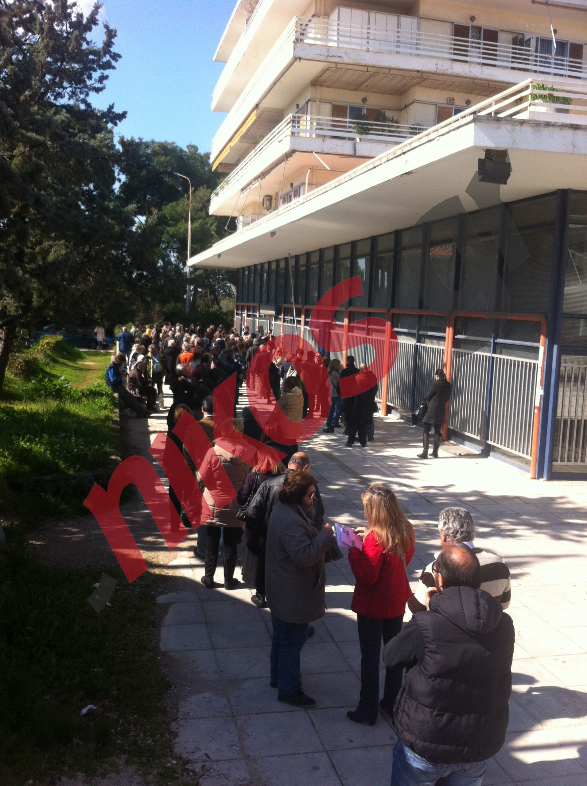 ΦΩΤΟ-Ατελείωτες ουρές στη ΔΕΗ Κηφισιάς