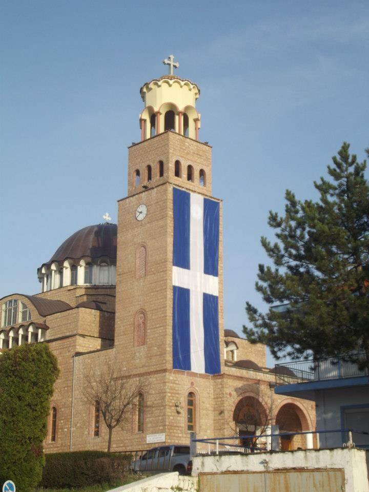 «Έντυσαν» εκκλησία με ελληνική σημαία