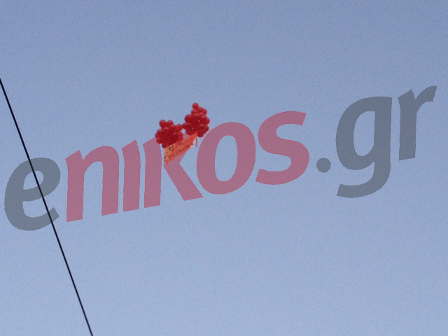 ΦΩΤΟ-ΤΩΡΑ: Κόκκινα μπαλόνια στο Σύνταγμα