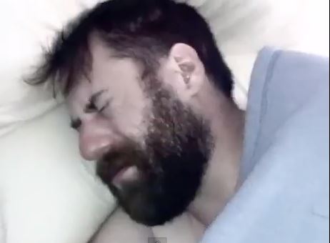 ΒΙΝΤΕΟ-Έβαλε την γυναίκα του να τον ξυπνά με χαστούκια!