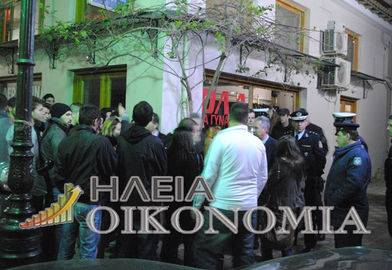 ΤΩΡΑ-Ένταση έξω από το γραφείο του Τζαβάρα