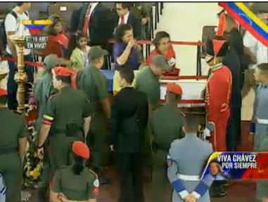 ΤΩΡΑ-Φαντάροι χαιρετούν στρατιωτικά τον Ούγκο Τσάβες