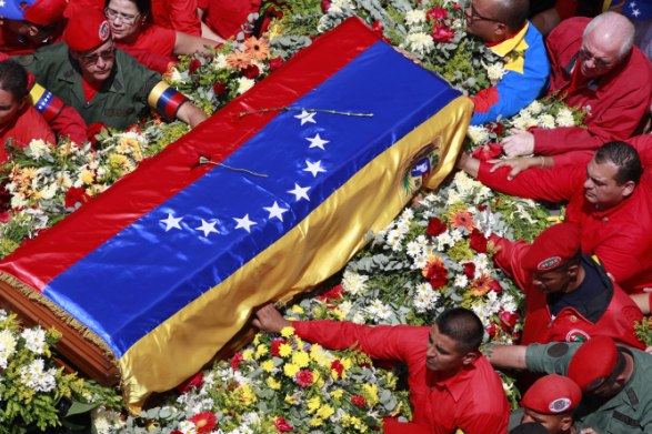 Στη Στρατιωτική Ακαδημία έφτασε η σορός του Τσάβες