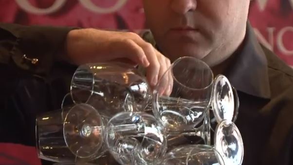 ΒΙΝΤΕΟ-Πόσα ποτήρια μπορεί να κρατήσει;