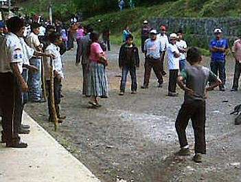 Έκαψαν ζωντανό άνδρα που επιτέθηκε σε λεωφορείο