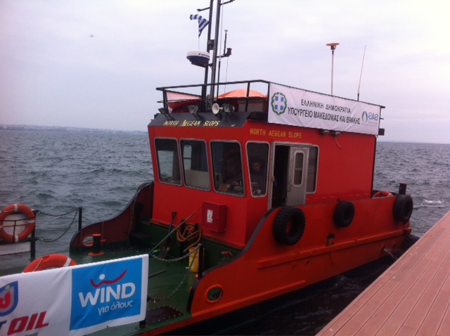 ΒΙΝΤΕΟ-Σκάφος καθαρίζει τον Θερμαϊκό