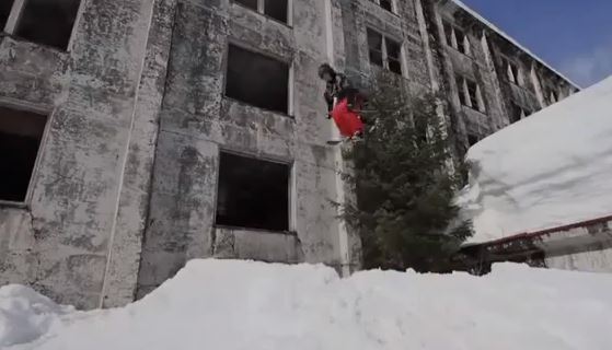 ΒΙΝΤΕΟ-Σκι σε τετραώροφο κτίριο!
