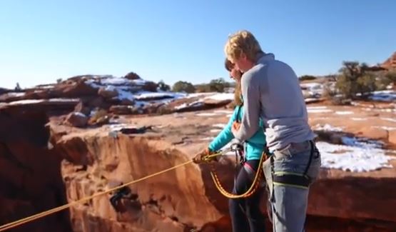 ΒΙΝΤΕΟ-Έσπρωξε την κοπέλα του στον …γκρεμό!