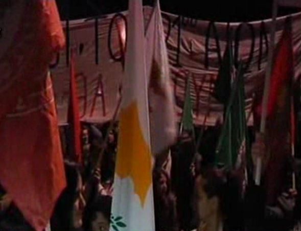 ΤΩΡΑ-Κύπριοι καλούν θαμώνες από τις καφετέριες να διαδηλώσουν