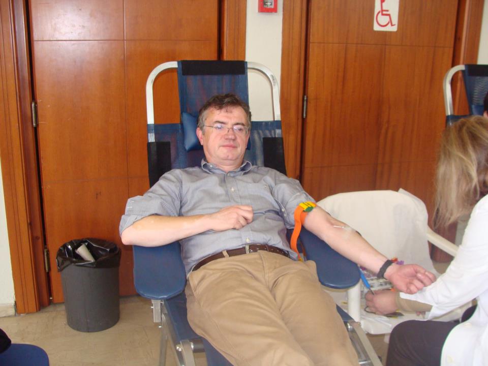 ΦΩΤΟ-Ο Γεροντόπουλος δίνει αίμα